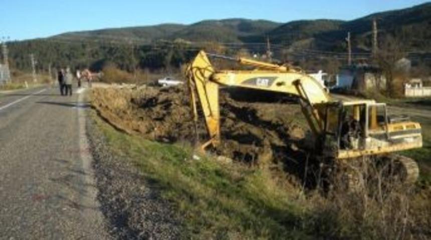 Karayolları İstinat Duvarı Ve Yaya Yolu Yapıyor