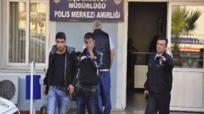 Motosikletleriyle G&uuml;r&uuml;lt&uuml; Yapan Gen&ccedil;leri Bı&ccedil;akladılar