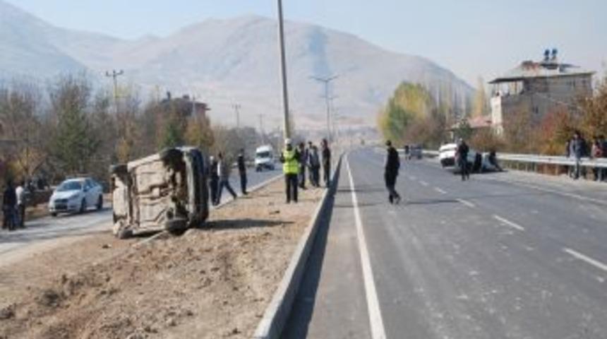 Kazaya Sebep Olan K&ouml;pek Kenardan Olan Biteni Seyretti