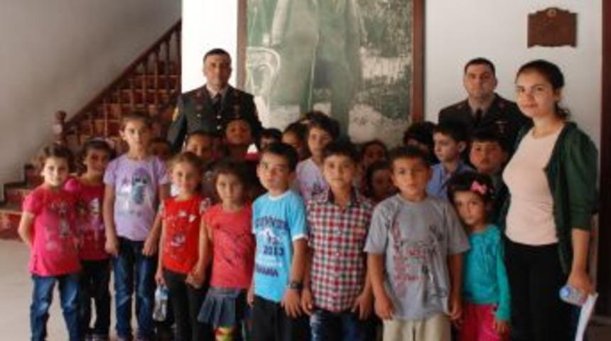&Ccedil;ocuklar Jandarma Ile G&uuml;ld&uuml;