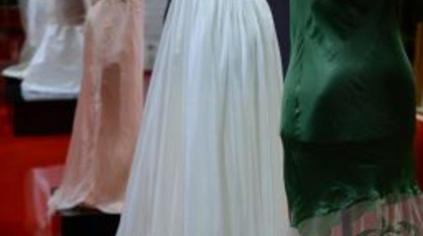 Kadın Kahramanlara Ipeksi Elbiseler