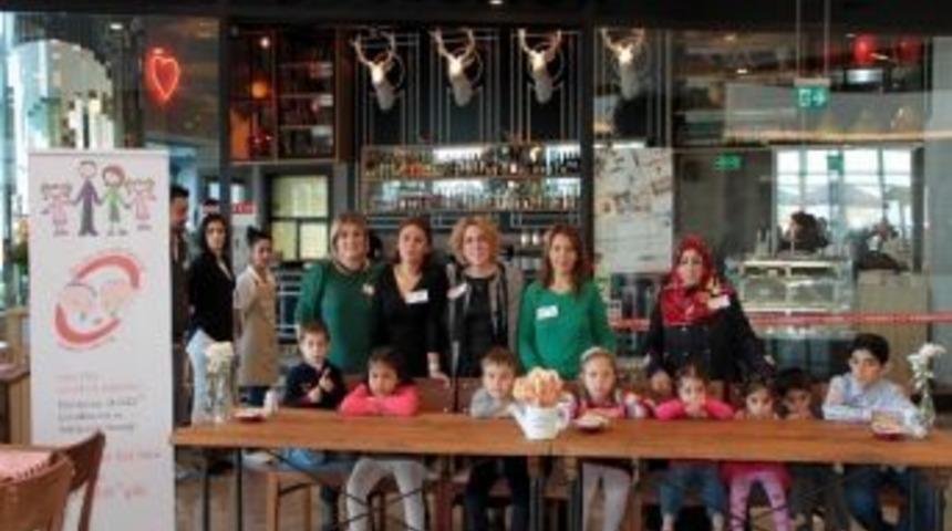 İkiz Ve &Uuml;&ccedil;&uuml;z Anneleri Piazza&rsquo;da Buluştu