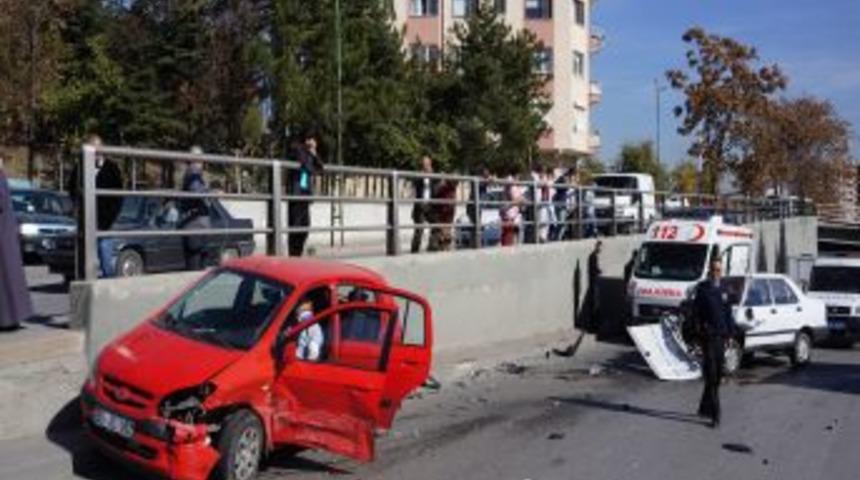 Karşı Yöne Geçen Otomobil Başka Bir Araçla Çarpıştı: 4 Yaralı