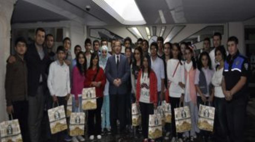 Batmanlı &Ouml;ğrenciler Artuklu Kaymakamını Ziyaret Etti