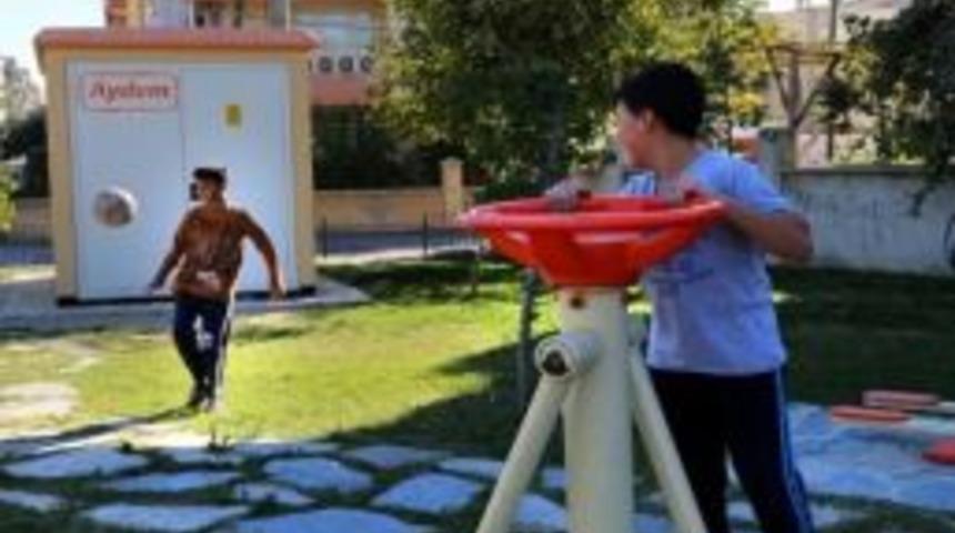 &Ouml;l&uuml;m&uuml;n G&ouml;lgesinde Futbol Oynuyorlar