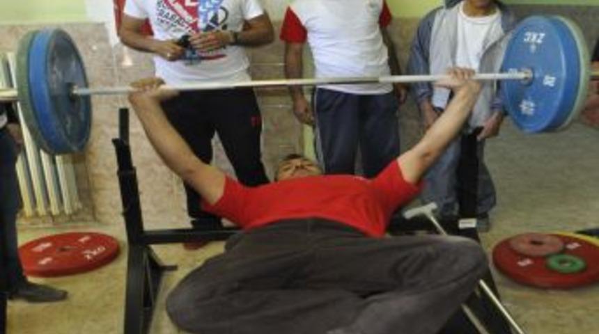 Bedensel Engelli Halterciler Güçlerini Gösterdi