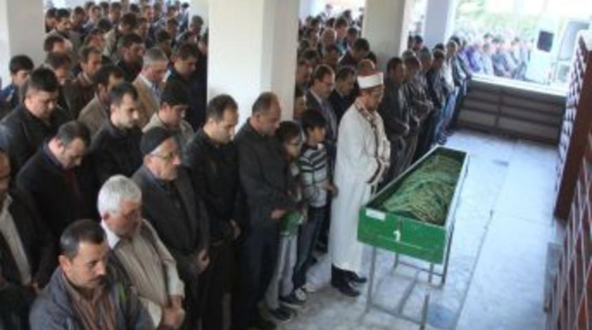 Eşi Tarafından Bı&ccedil;akla &Ouml;ld&uuml;r&uuml;len Adam Toprağa Verildi