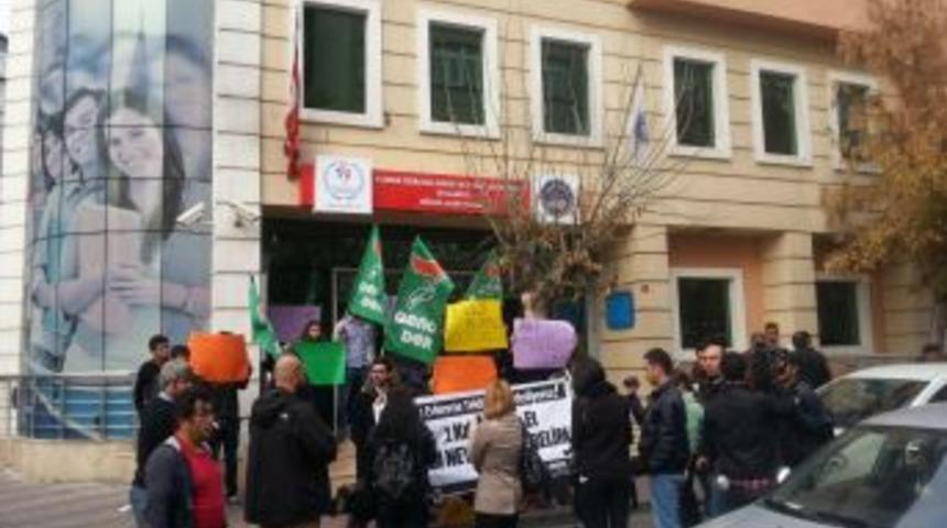 Gen&ccedil;lerden Evlilik Kredisi Protestosu