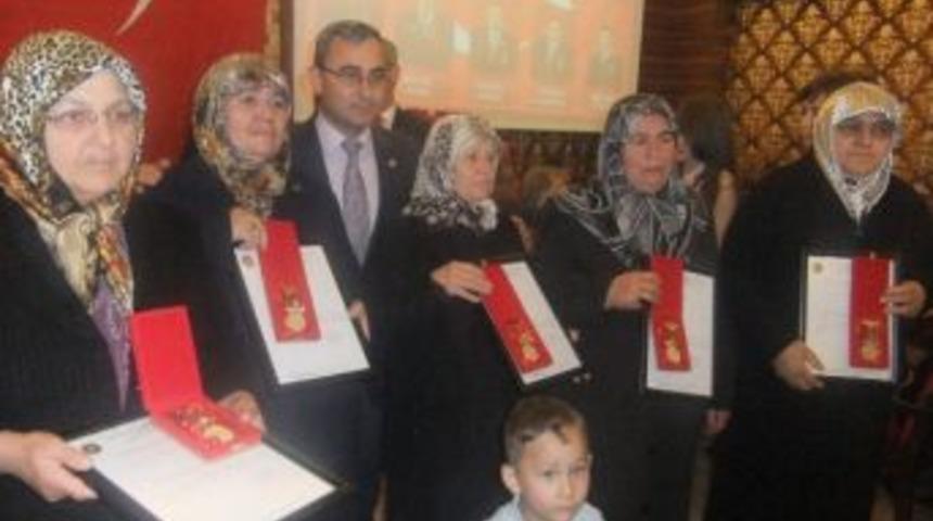 Dernek &Uuml;yelerine 'hizmet Ve Onur Madalyası Beratı'