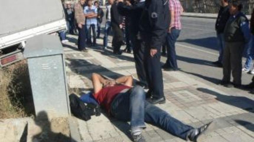 El Frenini &Ccedil;ekmeyi Unuttuğu Kamyonet Ayağını Ezdi