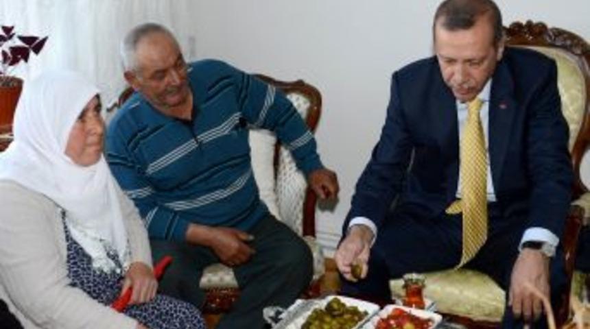 Erdoğan, Kızılcahamam'ı Gezdi; Bir Engelli Vatandaşla Sohbet Etti