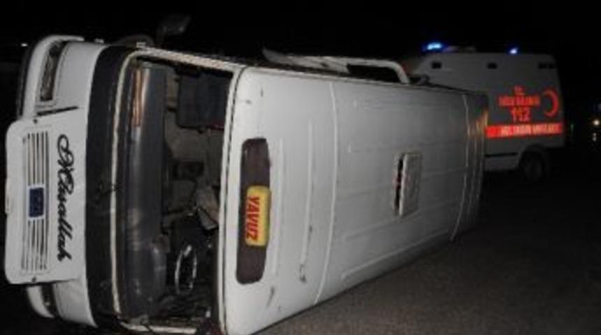 Yolcu Minib&uuml;s&uuml; Otomobille &Ccedil;arpıştı: 5 Yaralı