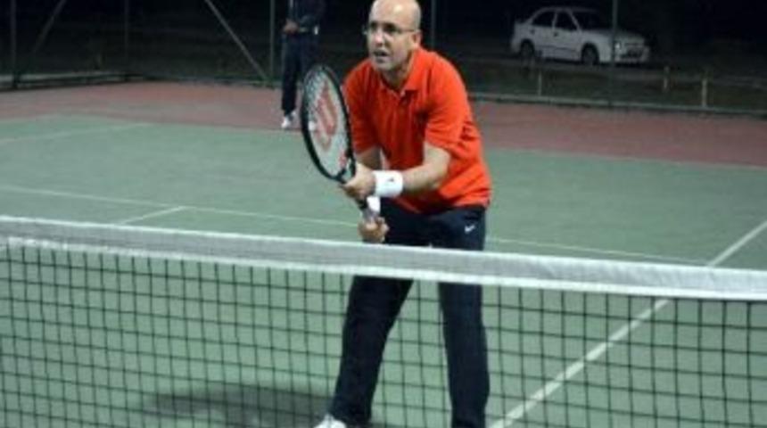 Maliye Bakanı Şimşek, Tenis Ma&ccedil;ı Yaparak G&uuml;n&uuml;n Stresini Attı