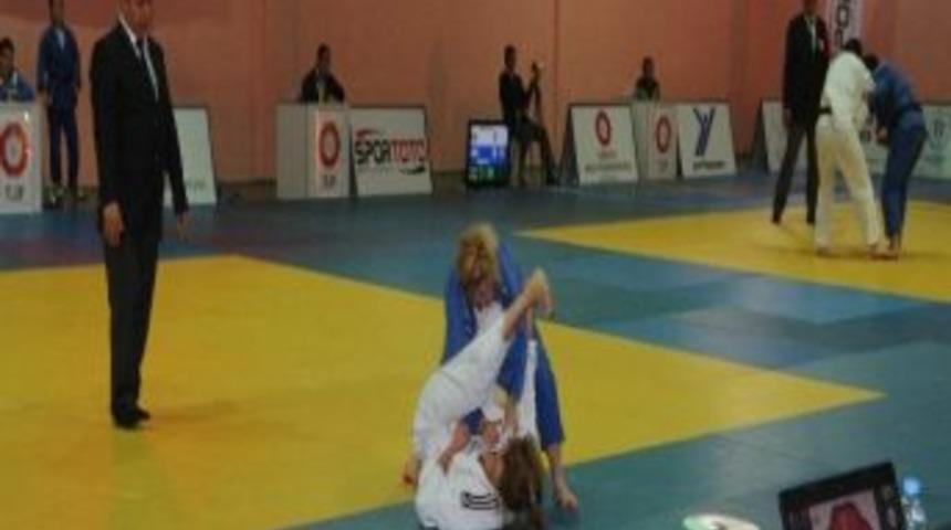 T&uuml;rkiye B&uuml;y&uuml;kler Judo Şampiyonası'nın İkinci G&uuml;n&uuml;nde 5 Sıklette Madalyalar Sahiplerini Buldu