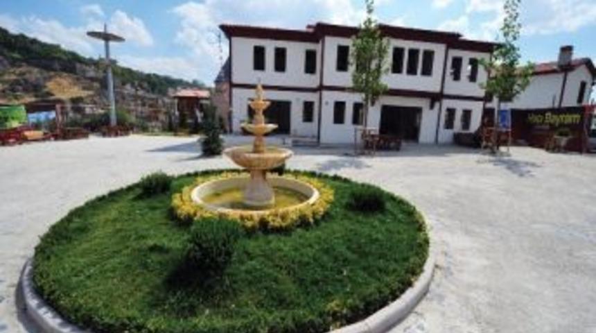 Başkent Meydanlarına S&uuml;s Havuzu