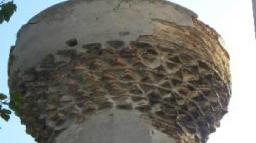 15.y&uuml;zyıl'dan Kalan Minare'nin Betonları D&ouml;k&uuml;ld&uuml;