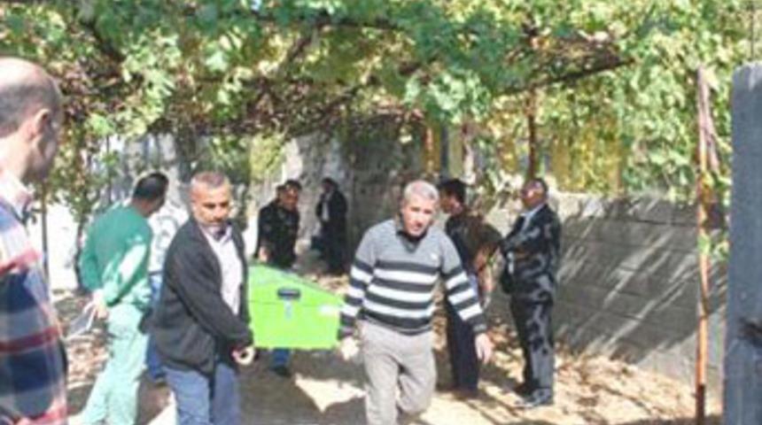 Kendini incire ağacına astı