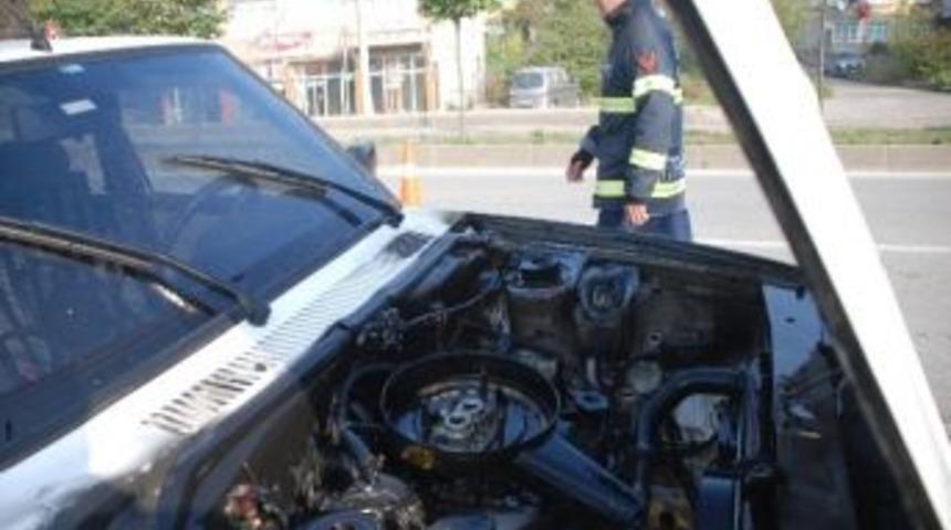 Seyir Halindeki Aracın Motor Kısmı Yandı