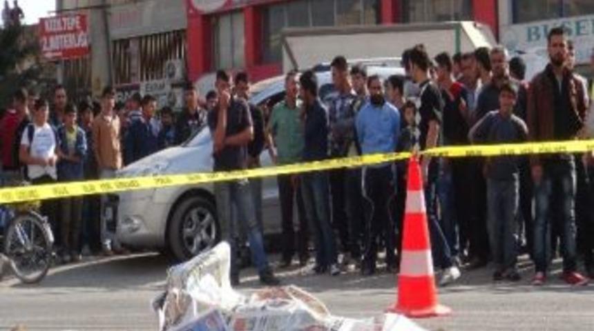 Dilencilik Yapan Suriyeli &Ccedil;ocuk Tır'ın Altında Kaldı