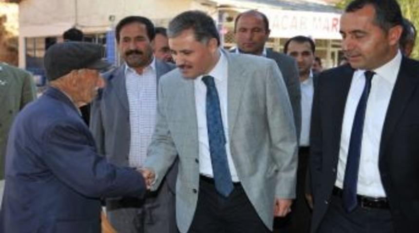 Belediye Başkanı &Ccedil;akır İl&ccedil;e Gezilerini S&uuml;rd&uuml;r&uuml;yor