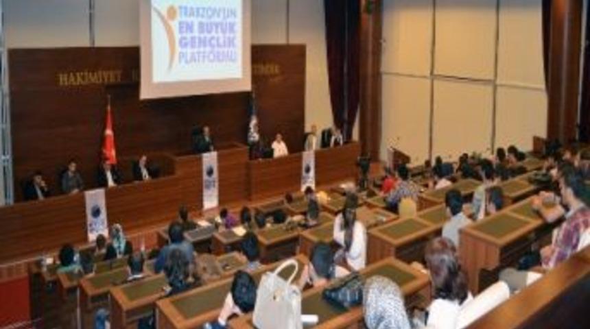 Başkan G&uuml;mr&uuml;k&ccedil;&uuml;oğlu Eyof Parkında Gen&ccedil;lerle Kahvaltıda Buluştu