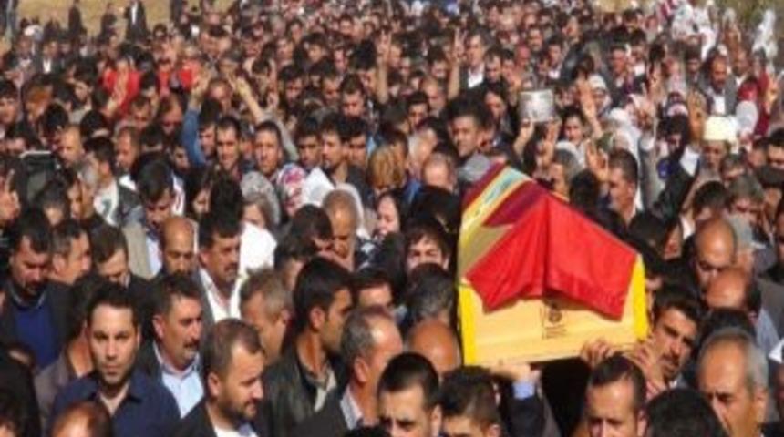 Silahlı Saldırıda &Ouml;ld&uuml;r&uuml;len Gen&ccedil; Toprağa Verildi