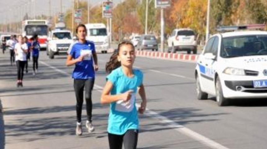 Afyonkarahisar&rsquo;da Atat&uuml;rk Yol Koşusu