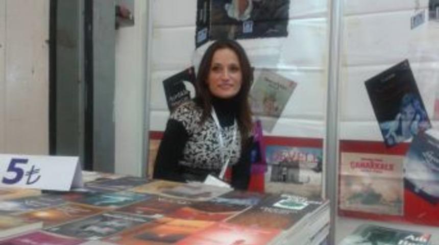 Eylem Karabulut kitabını imzaladı