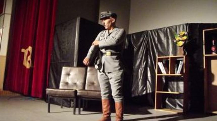 Tiyatro Oyunu &Ouml;ncesi, 4 Engelli Vatandaş G&uuml;ld&uuml;