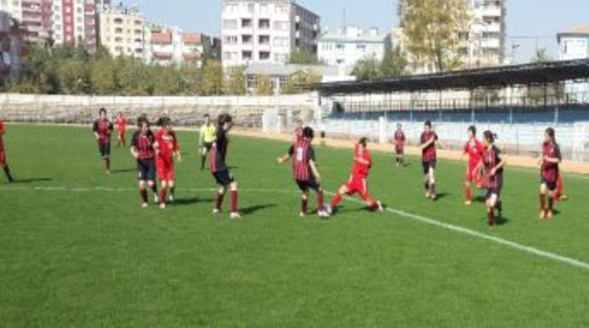 Siirt&rsquo;te Bayanların M&uuml;cadelesini Belediye Vanspor Kazandı