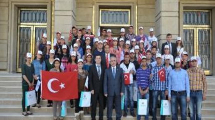 Makedonyalı &Ouml;ğrencilerden Vali Tuna&rsquo;ya Ziyaret
