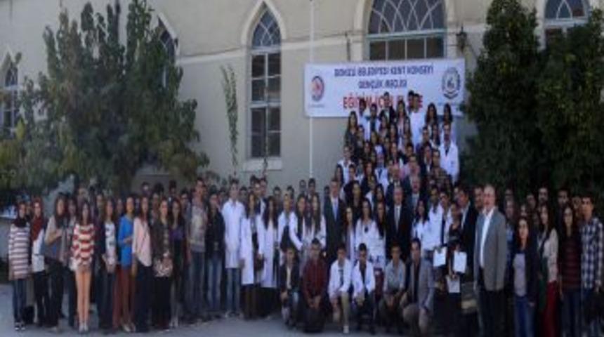Denizli&rsquo;de 50 G&ouml;n&uuml;ll&uuml; Eğitmen, 200 &Ouml;ğrenciye &Uuml;niversiteye Hazırlık Dersi Veriyor