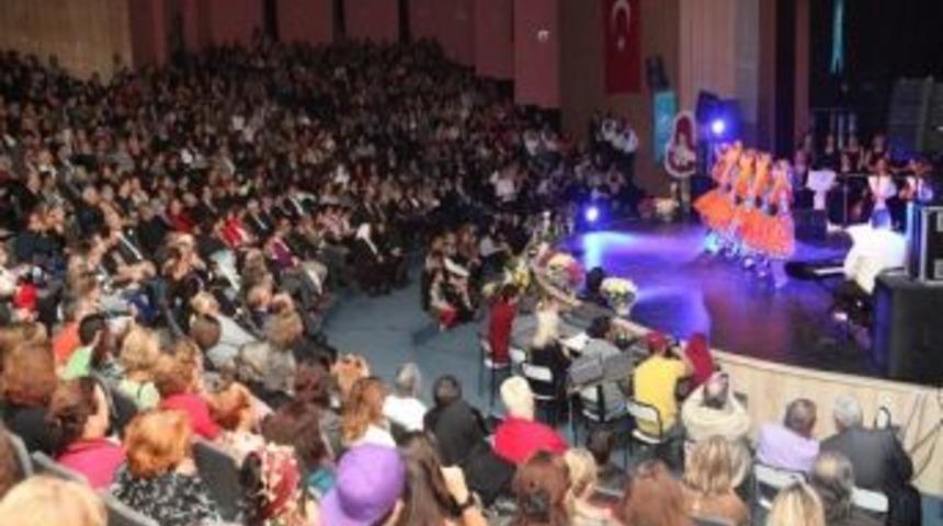 Kadınlar Korosu Sanatseverlerin Kalbini Fethetti