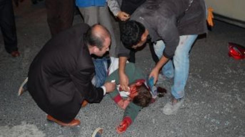 Tekirdağ'da Motosiklet Otomobile &Ccedil;arptı: 2 Yaralı