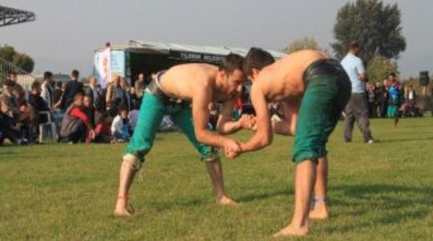 1. Uluslararası Karakucak G&uuml;reşleri Nefes Kesti