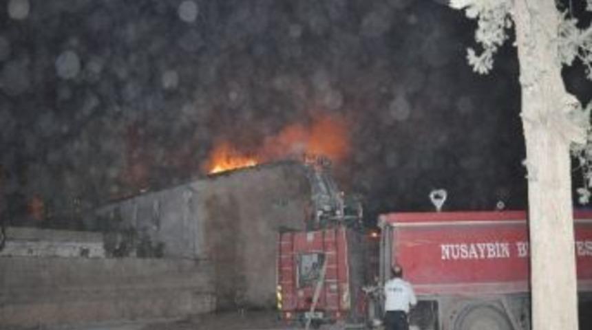 Nusaybin&rsquo;de Milli Emlak M&uuml;d&uuml;rl&uuml;ğ&uuml;&rsquo;ne Ait Binanın &Ccedil;atısında Yangın