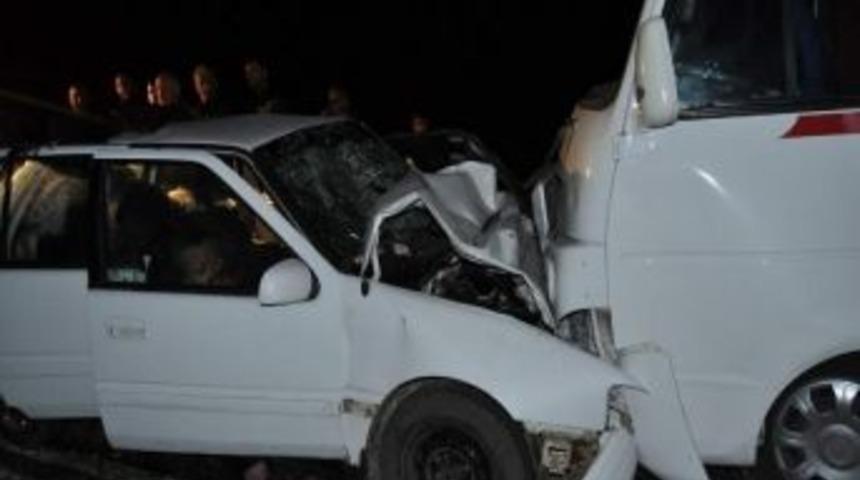 (&ouml;zel Haber) G&ouml;nen'de Otomobil İle Otob&uuml;s &Ccedil;arpıştı: 1 &Ouml;l&uuml;, 15 Yaralı