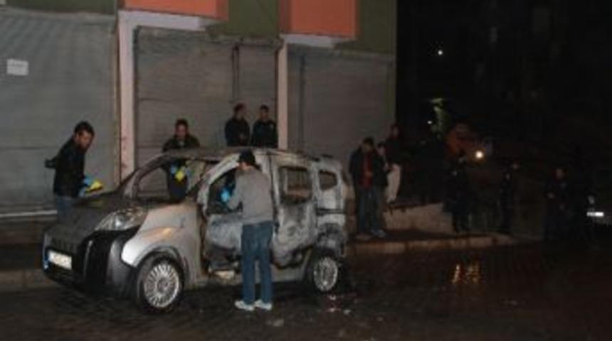 Hakkari&rsquo;de &Ouml;ğretmenin Aracı Kundaklandı