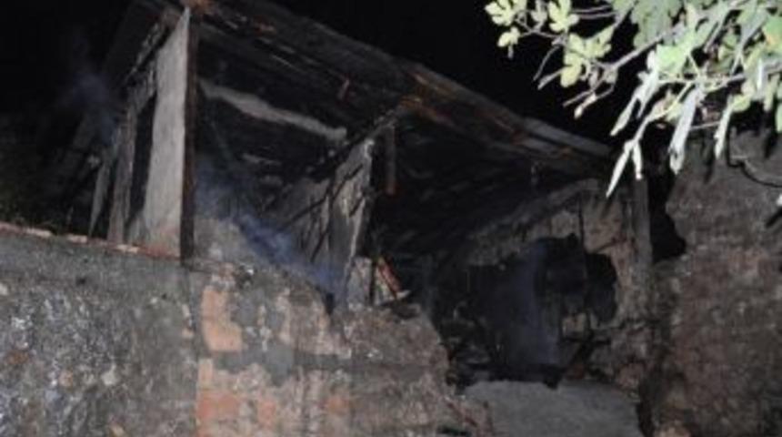 Metruk Bir Evde &Ccedil;ıkan Yangın Mahalleliyi Sokağa D&ouml;kt&uuml;