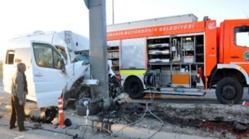 Sirk elemanları kaza yaptı: 2 &ouml;l&uuml;, 9 yaralı