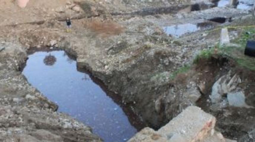 Oyun Oynarken Su Dolu &Ccedil;ukura D&uuml;şt&uuml;