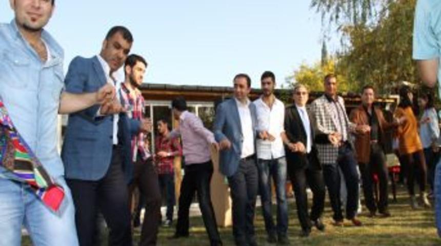 Şırnaklı &Ouml;ğrenciler Barış I&ccedil;in Halay &Ccedil;ekti