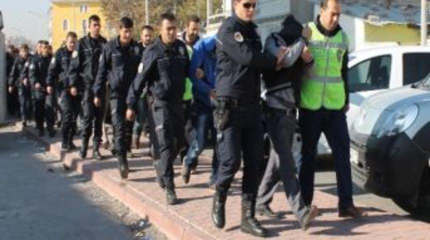 Paraya '&ccedil;ocuk', Polise 'afalar' Diyen Hırsızlık &Ccedil;etesi Adliyeye Sevk Edildi