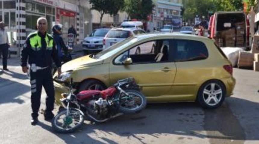 Motosiklet Otomobille &Ccedil;arpıştı: 1 Yaralı