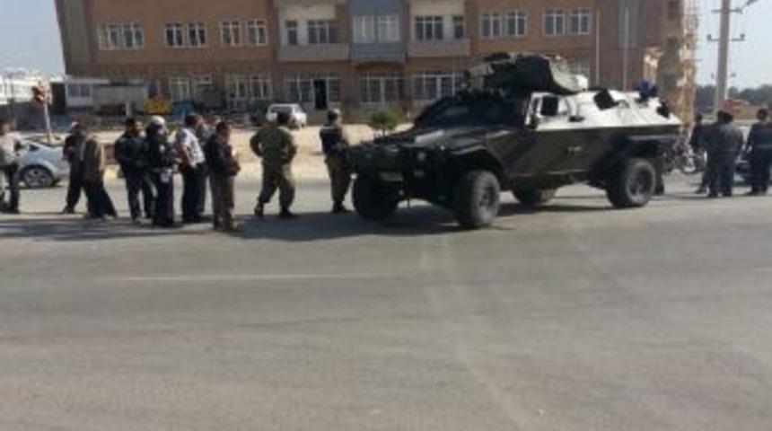 Zırhlı Ara&ccedil; Motosiklete &Ccedil;arptı: 2 Yaralı