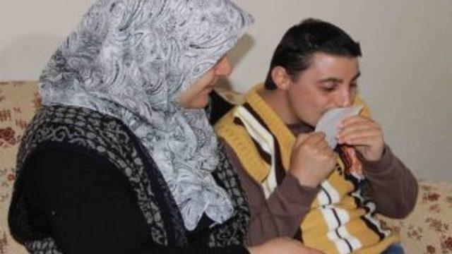 (özel Haber) Babasına Olan Hasretini Fotoğrafını Öperek Gideriyor