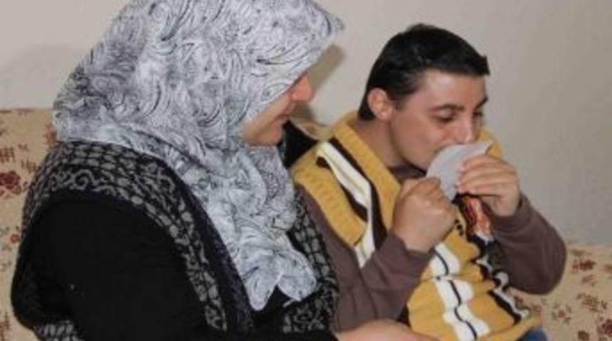 (&ouml;zel Haber) Babasına Olan Hasretini Fotoğrafını &Ouml;perek Gideriyor