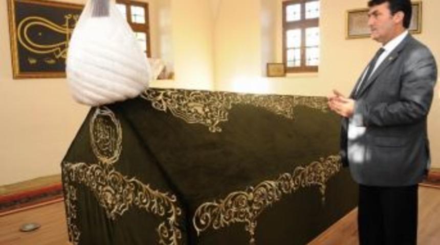 Şehit Padişahın İki Kabrine De Aynı &Ouml;rt&uuml;