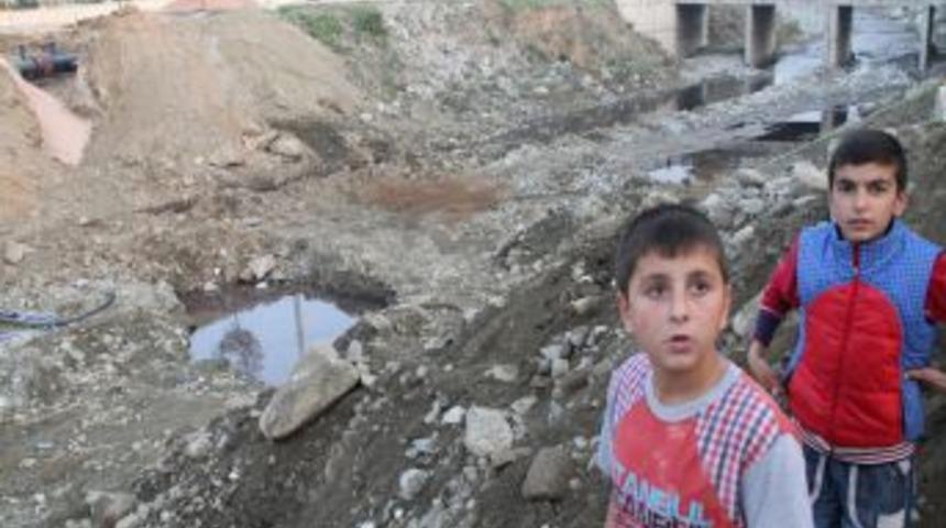 Belediyenin A&ccedil;tığı Su &Ccedil;ukuruna D&uuml;şen 5 Yaşındaki &Ccedil;ocuğu Vatandaşlar Kurtardı