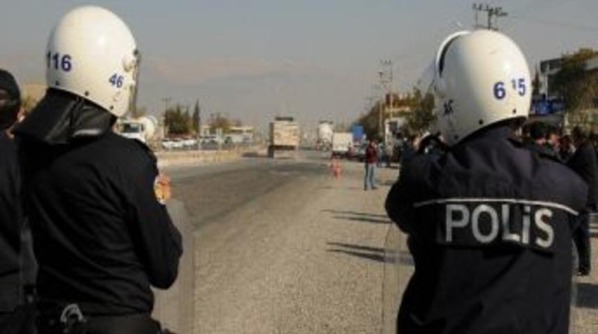 Kavşak İsteyen Vatandaş Yolu Trafiğe Kapadı